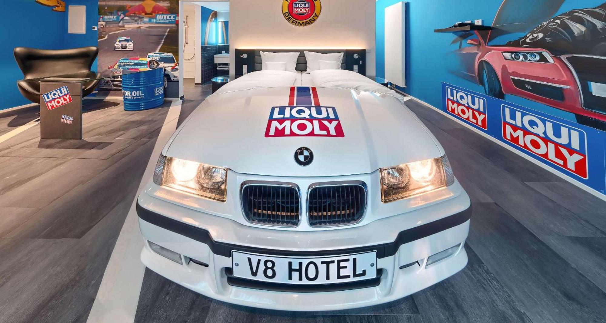 V8 Hotel Motorworld Region Stuttgart Бёблинген Экстерьер фото